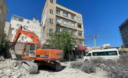 Şanlıurfa’da depremden etkilenen binaların yıkımı devam ediyor