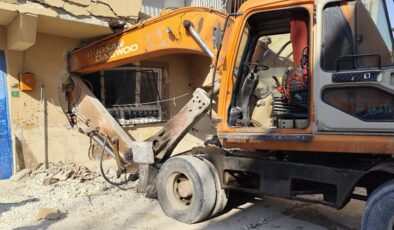 Urfa’da Faciaya ramak kala! İş makinesi eve girdi…
