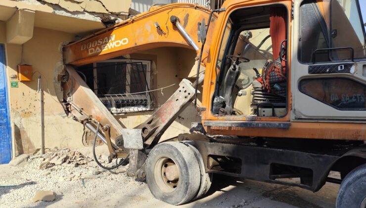 Urfa’da Faciaya ramak kala! İş makinesi eve girdi…