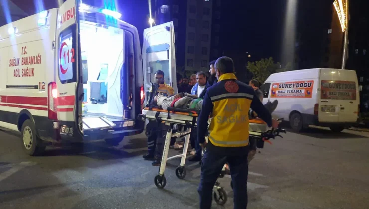 Urfa’da otomobilin çarptığı genç yol üstüne metrelerce sürükledi