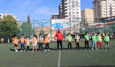 Karaköprü’de çocuklar futbol turnuvasında kaynaşıyor
