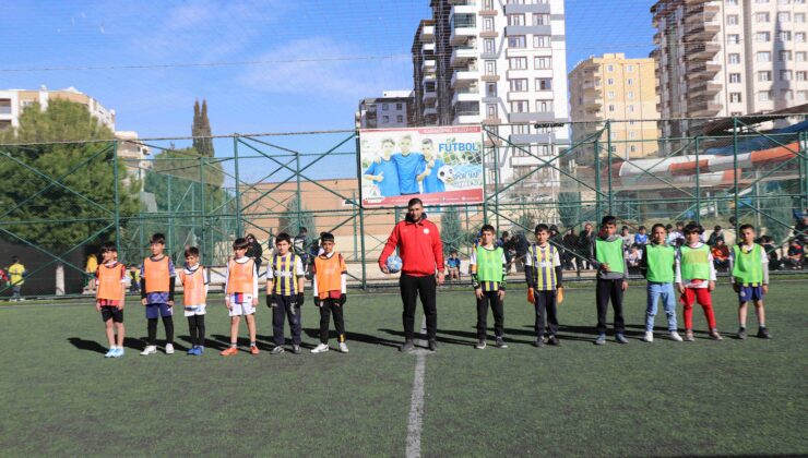 Karaköprü’de çocuklar futbol turnuvasında kaynaşıyor