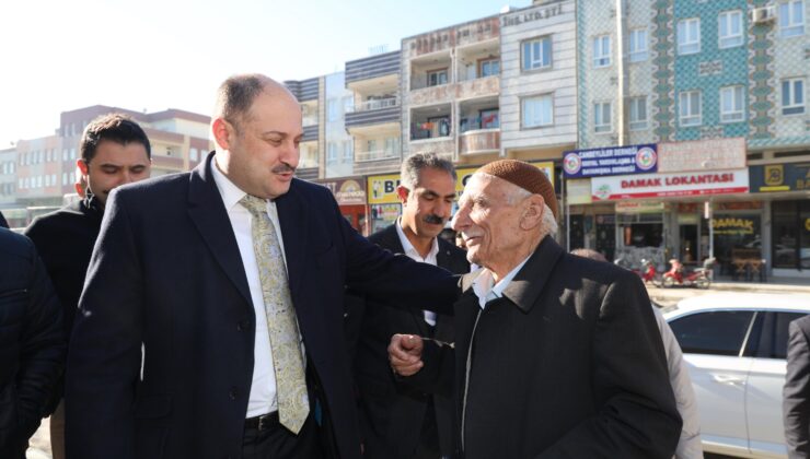 Başkan Gülpınar, asfalt çalışmaları incelerken esnafı da ziyaret etti