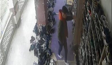 Camide ayakkabı çalarken hırsız kameralara yakalandı