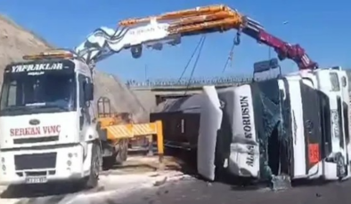 Şanlıurfa otoban yolunda tır devrildi! Sürücüsü yaralandı
