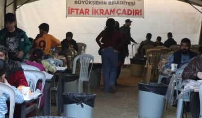 Büyükşehir Belediyesi, her gün binlerce vatandaşı iftar sofralarında buluşturuyor