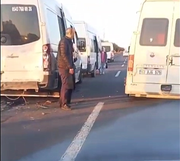 Urfa-Suruç yolunda 4 işçi servisi ile 1 otomobil kazaya karıştı