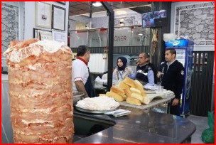 Urfa’da dönerciler denetlendi: 247 kilogram salçaya el konuldu