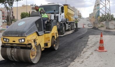 Haliliye’de yollar sıcak asfaltla yenileniyor